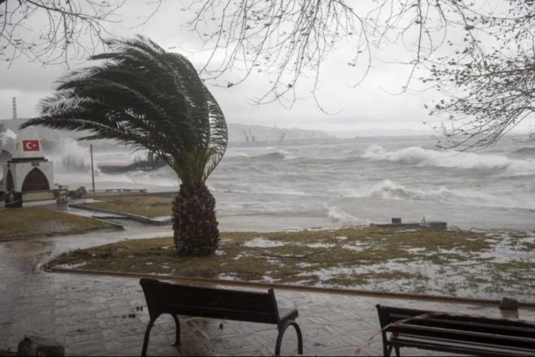 Meteoroloji'den şiddetli yağış ve fırtına uyarısı! Bug&uuml;n hava nasıl, yağmur yağacak mı?