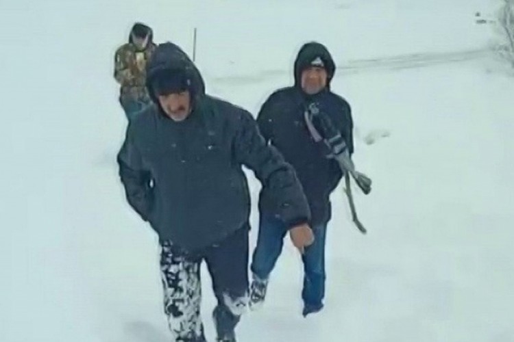 Yoğun kar ve tipi hayatı felç etti: Köylüler ihtiyaç iç...