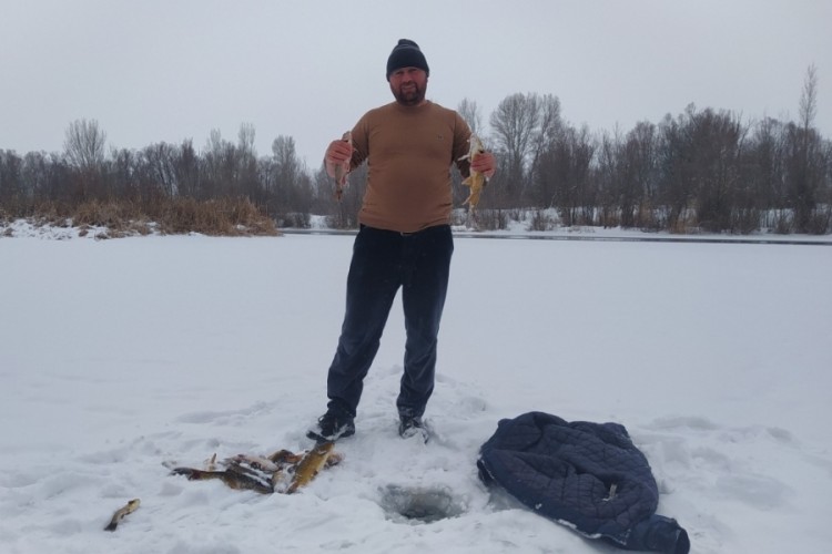 T&uuml;rkiye'nin en uzun nehri dondu, &uuml;zerinde Eskimo us&uuml;l&uuml; balık avladılar