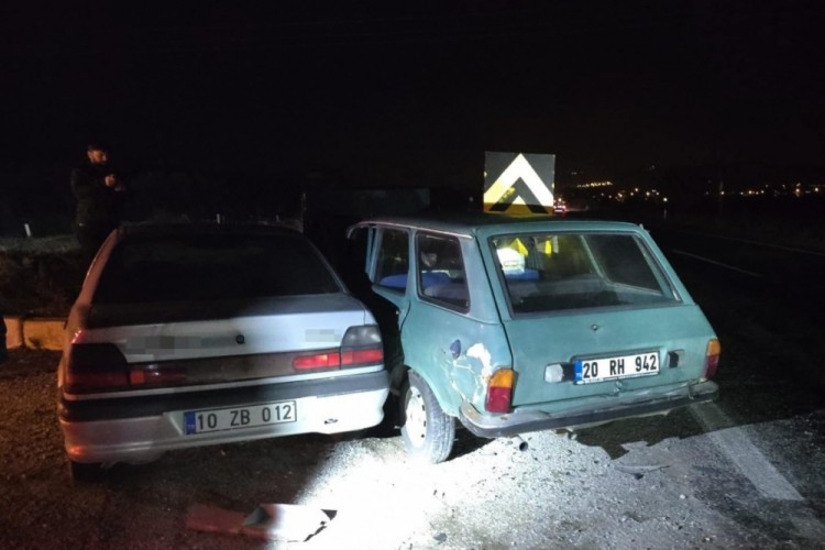 İki otomobil &ccedil;arpıştı; 3 yaralı