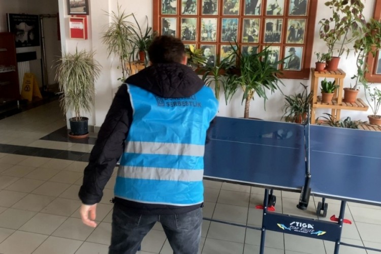 Bolu'da denetimli serbestlik y&uuml;k&uuml;ml&uuml;leri okulları temizledi