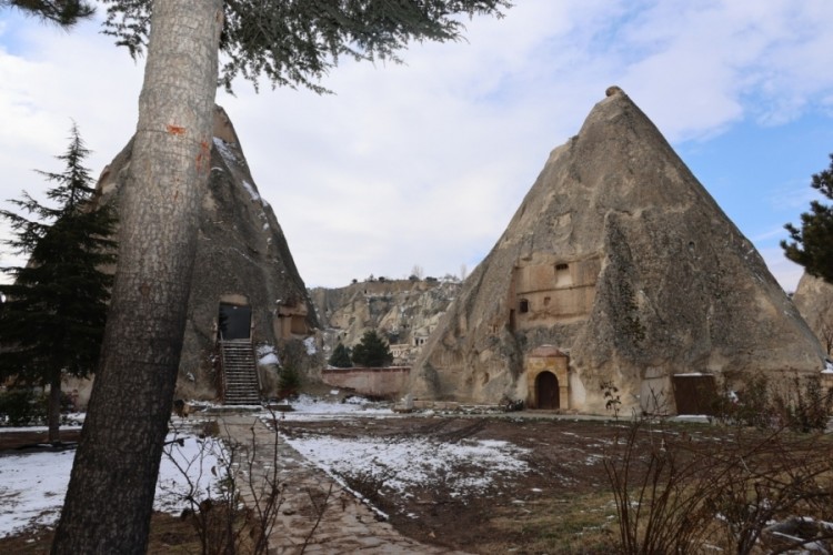 Ka&ccedil;ak restoran kaldırıldı, peribacalarının sil&uuml;eti ortaya &ccedil;ıktı