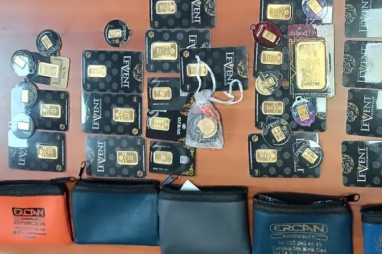İnsanlık &ouml;lmemiş! Sokakta &ccedil;anta buldu, neye uğradığını şaşırdı...