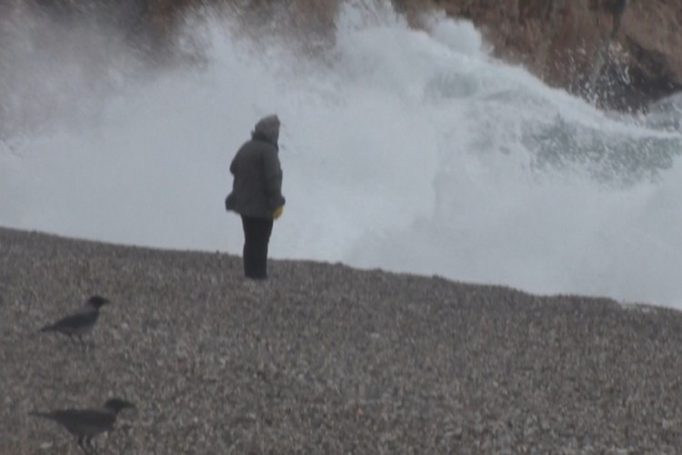 Antalya'da dalgalar vatandaşların boyunu aştı