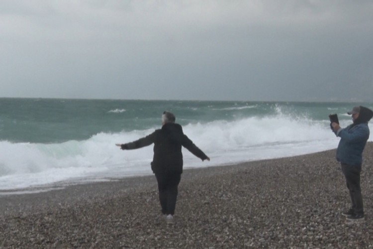 Dalgadan kaçtılar, fotoğraf çektirdiler