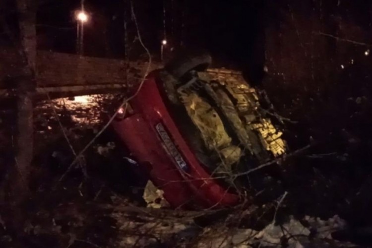 Takla atan otomobilin s&uuml;r&uuml;c&uuml;s&uuml; olay yerinde hayatını kaybetti