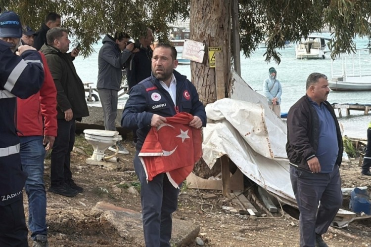 Yıkımda teknenin altından T&uuml;rk bayrağı &ccedil;ıktı, işlem durduruldu