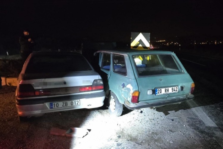 İki otomobil &ccedil;arpıştı; 3 yaralı