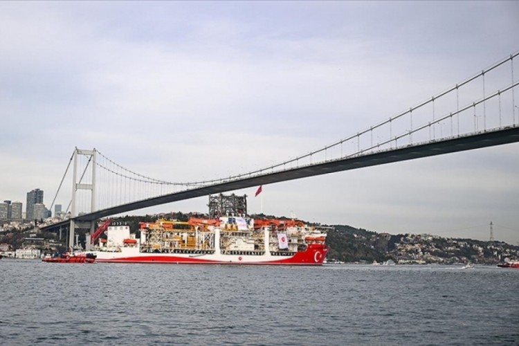 T&uuml;rkiye'nin enerji filosuna eklenen ultra derin deniz sondaj gemisi "Yıldırım" İstanbul Boğazı'ndan ge&ccedil;ti