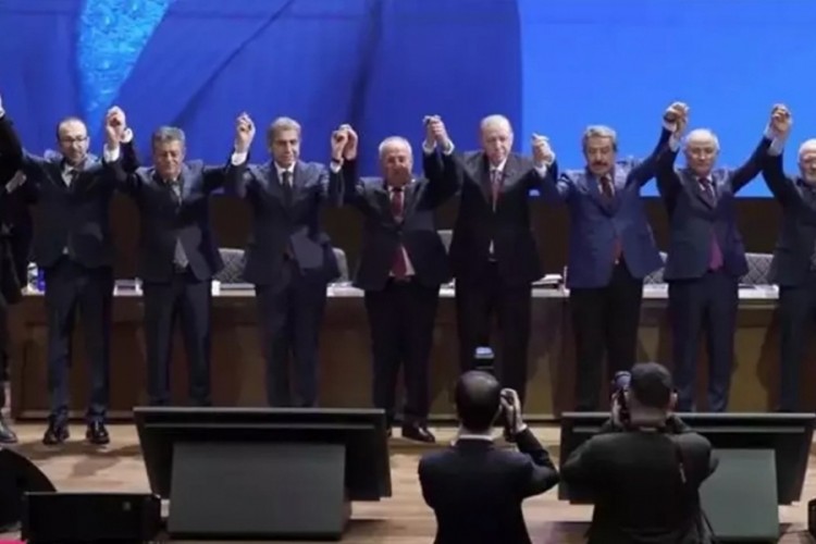 Cumhurbaşkanı Erdoğan, AK Parti'ye katılan 4 belediye başkanına rozet taktı