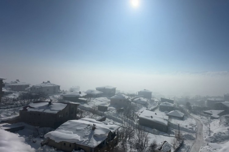 Yüksekova'da buz sarkıtları 3 metreyi aştı