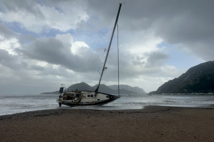 Marmaris'te şiddetli fırtına ve sağanak yağış etkili oluyor