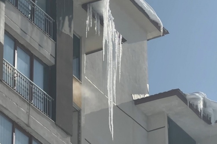 Buz sarkıtları 3 metreyi aştı