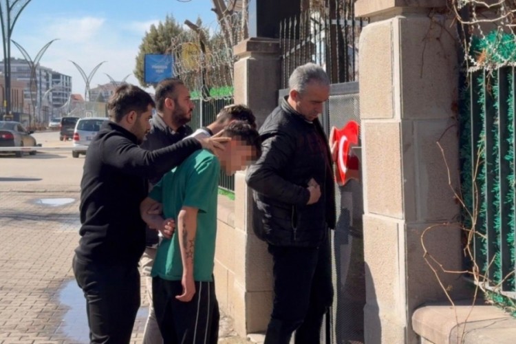 Pompalı t&uuml;fekle 15 yaşındaki arkadaşını vuran ş&uuml;pheli tutuklandı!