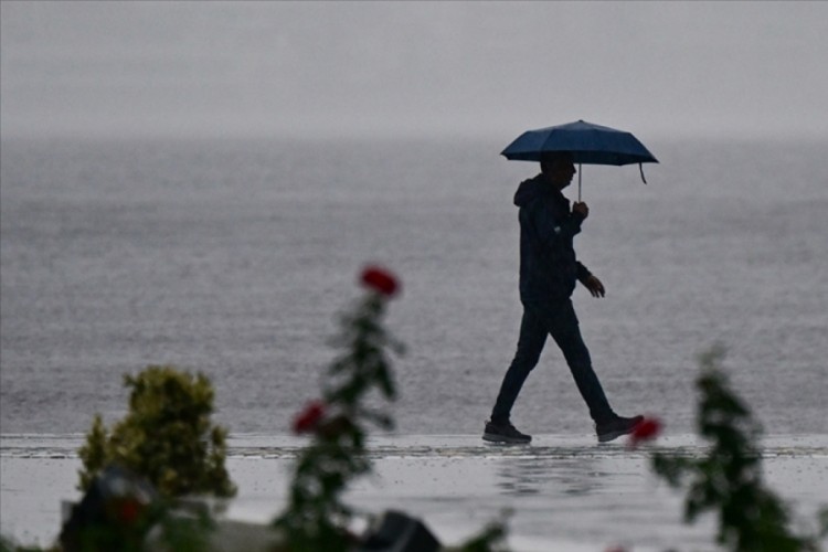 İzmir'de sağanak ve fırtına hayatı fel&ccedil; etti