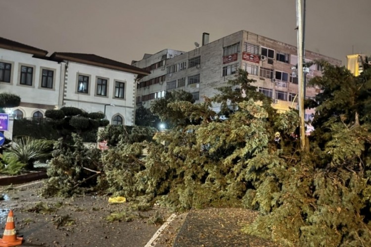 Antalya'da hortum etkili oldu