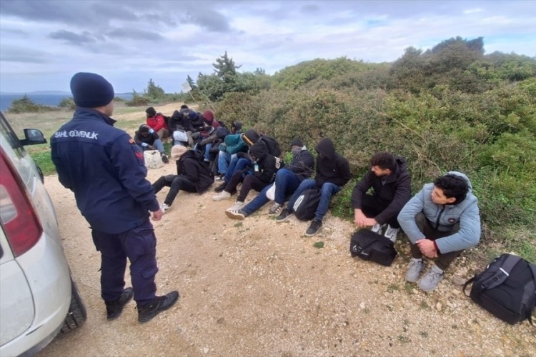 İzmir'de s&uuml;r&uuml;klenen lastik bottaki 33 d&uuml;zensiz g&ouml;&ccedil;men kurtarıldı