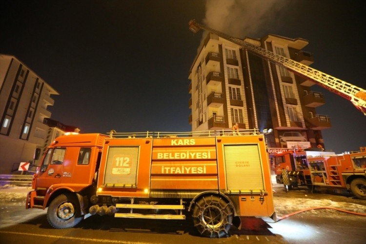 Kars'ta 6 katlı bir binanın &ccedil;atı katında &ccedil;ıkan yangın s&ouml;nd&uuml;r&uuml;ld&uuml;