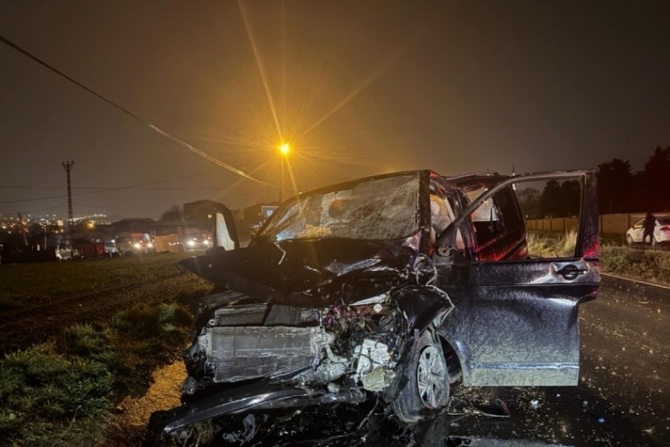 İETT otob&uuml;s&uuml; hafif ticari ara&ccedil;la &ccedil;arpıştı: 2 yaralı