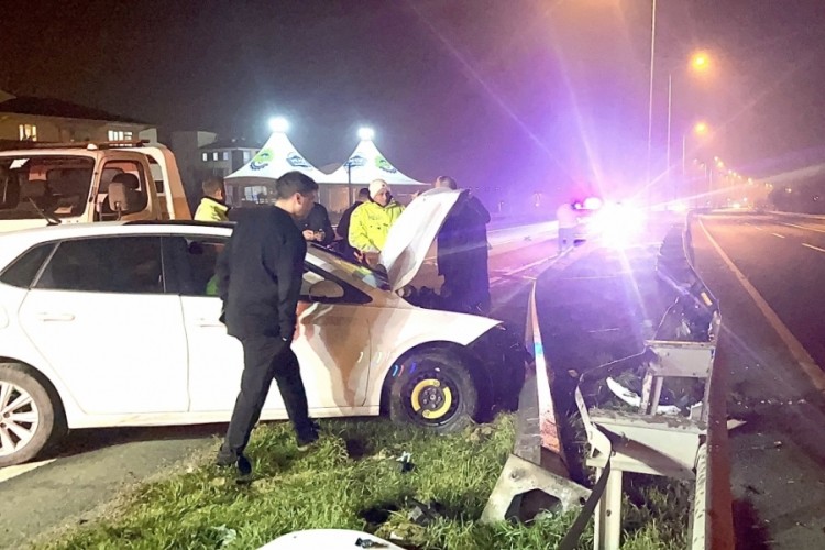 Tekirdağ'da alkoll&uuml; s&uuml;r&uuml;c&uuml; aydınlatma direğine &ccedil;arptı