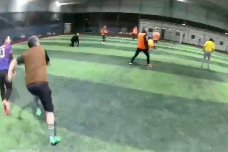 Halı sahanın &ccedil;atısı &ccedil;&ouml;kt&uuml;... Futbolcuların koşarak ka&ccedil;tığı anlar kamerada