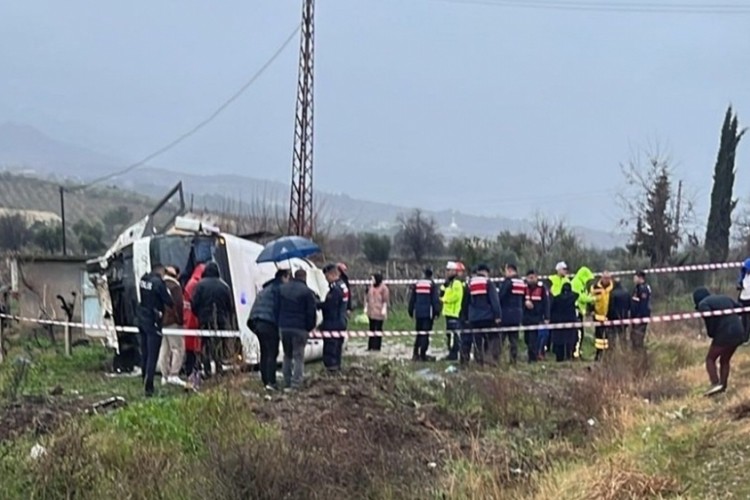 Memurları taşıyan servis &uuml;z&uuml;m bağına u&ccedil;tu: &Ccedil;ok sayıda kişi yaralı