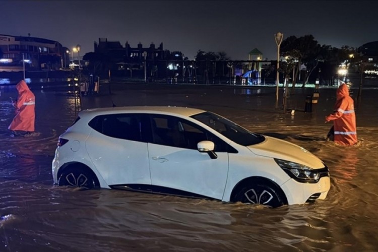 Antalya'yı hortum vurdu: Evler, seralar, yollar zarar g&ouml;rd&uuml;