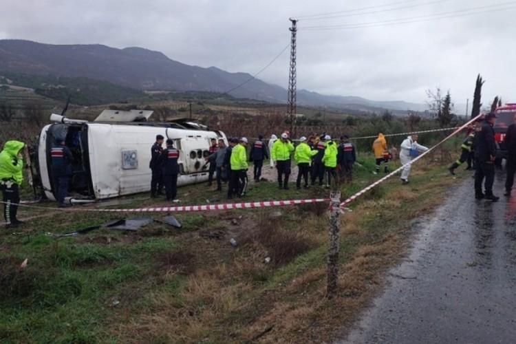 Denizli'de midib&uuml;s devrildi! 25 kişi yaralandı