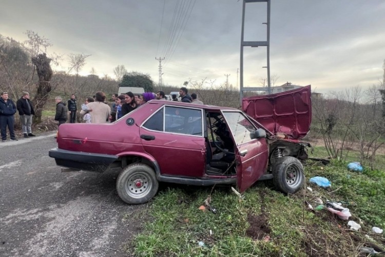 Yoldan &ccedil;ıkan otomobil elektrik direğine &ccedil;arptı: 2 yaralı