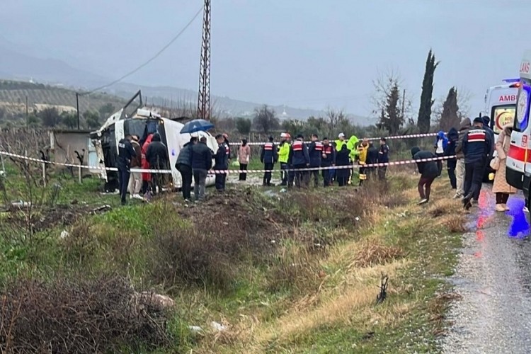 Sağlık g&ouml;revlilerini taşıyan ara&ccedil; &uuml;z&uuml;m bağına u&ccedil;tu: Acı haber geldi!