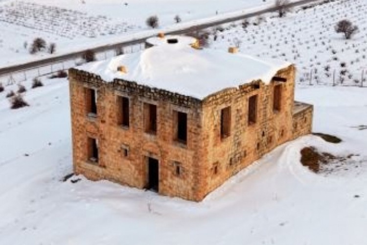 Beyaza bürünen tarihi karakol, dronla görüntülendi