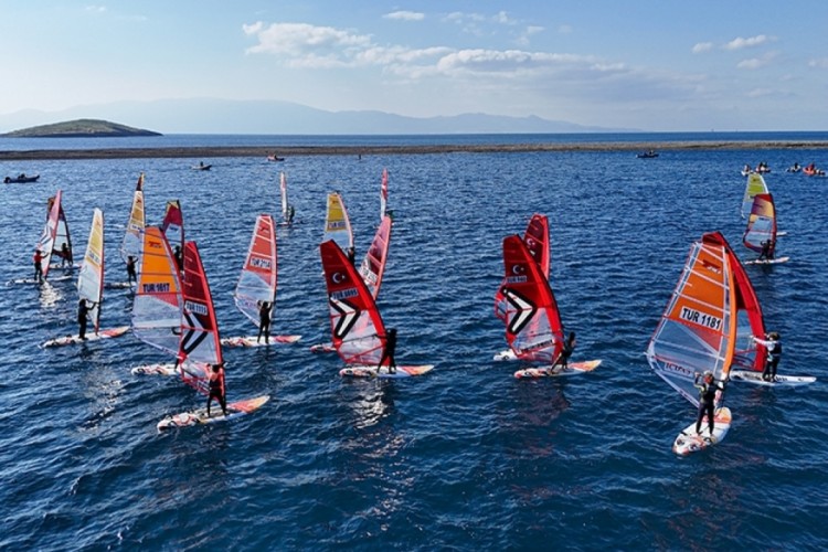 Fo&ccedil;a'nın r&uuml;zgarı hem spor hem turizm i&ccedil;in esiyor