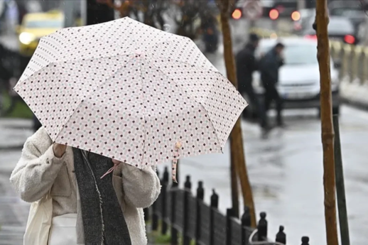 Meteoroloji'den 6 şehre kuvvetli sağanak uyarısı! Yağışların g&ouml;r&uuml;leceği iller tek tek a&ccedil;ıklandı