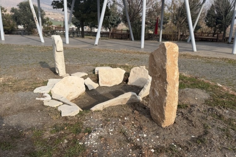 Adıyaman'da, G&ouml;beklitepe'deki 'T' şekilli taşların benzeri ortaya &ccedil;ıktı