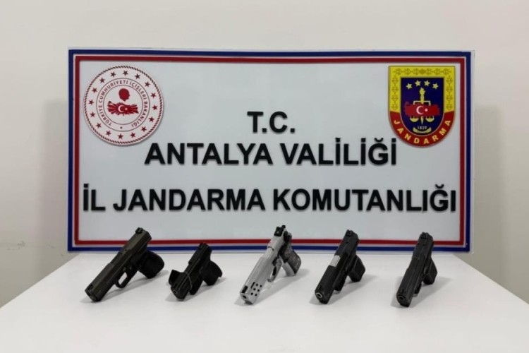 Alanya'da ruhsatsız silah operasyonu