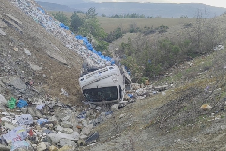 Şarampole yuvarlanan kamyonetteki 2 kişi yaralandı