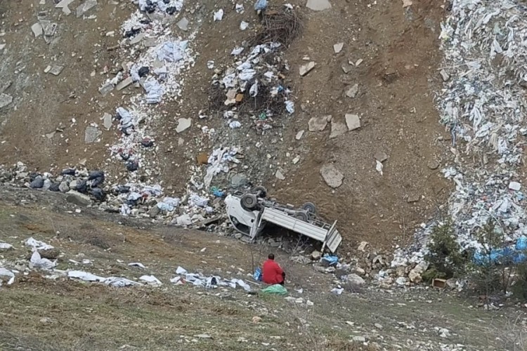 Kamyonet şarampole devrildi: 2 yaralı var...