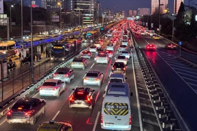 İstanbul'da akşam saatlerinde trafik yoğunluğu yüzde 85...