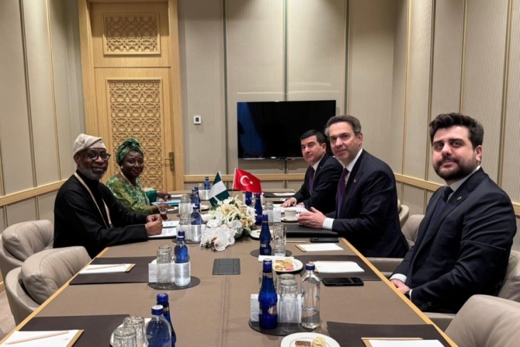 Bakan Bayraktar, Nijeryalı mevkidaşı ile bir araya geldi