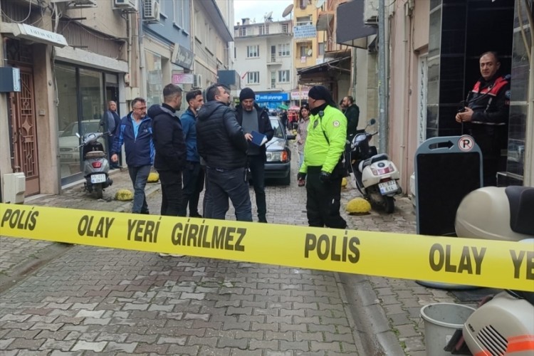 İzmir'de emlak ofisindeki silahlı kavgada 2 kişi yarala...