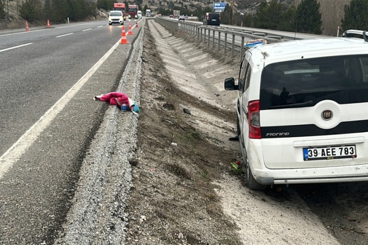 Hafif ticari araç refüjdeki su tahliye kanalına düştü; ...