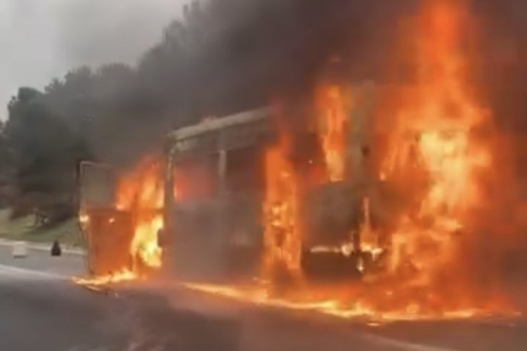 Osmaniye'de seyir halindeki servis minibüsü yandı