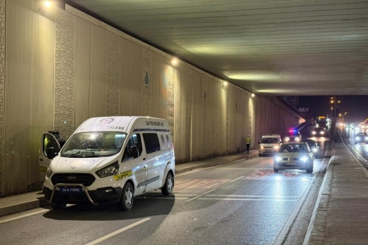 Yolun karşısına geçerken minibüsün çarptığı kadın hayat...