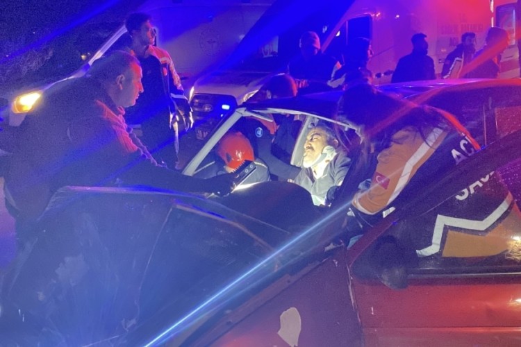 Çorum'da iki otomobil çarpıştı: 8 yaralı