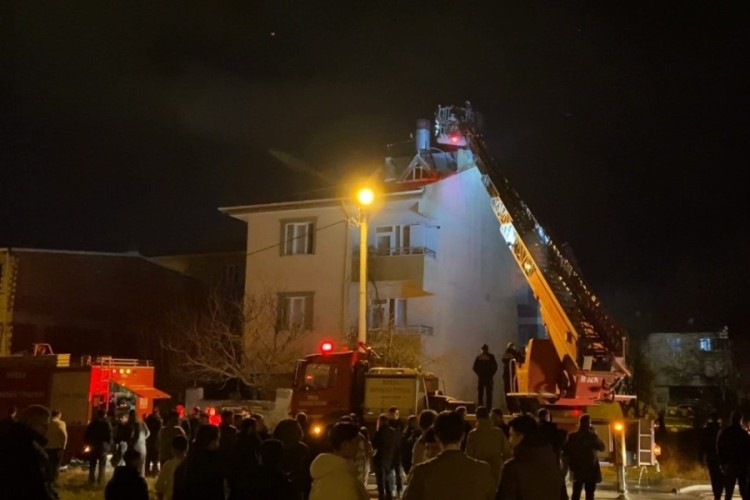 Bursa'da gece saatlerinde çatı yangını! Çok sayıda ekip...