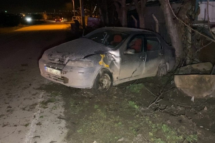 Bursa'da kontrolden çıkan araç ağaca çarptı! Çok sayıda...