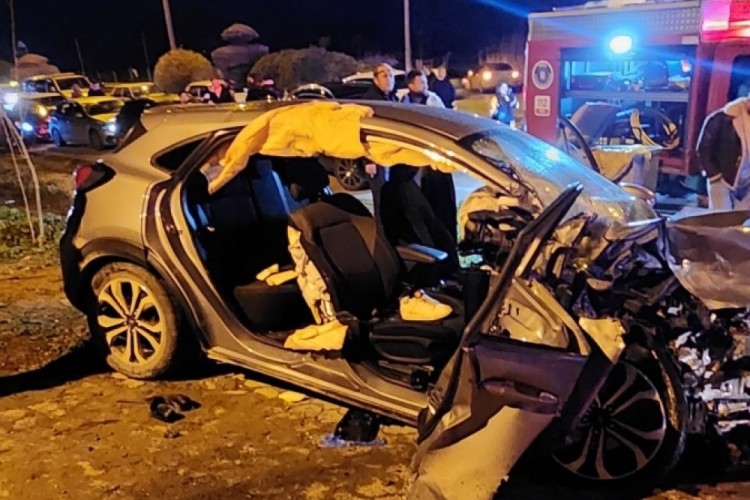 Bursa'da iki otomobil kafa kafaya çarpıştı! Ağır yaralı...