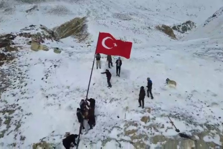 Mahallenin en y&uuml;ksek tepesine T&uuml;rk bayrağı diktiler