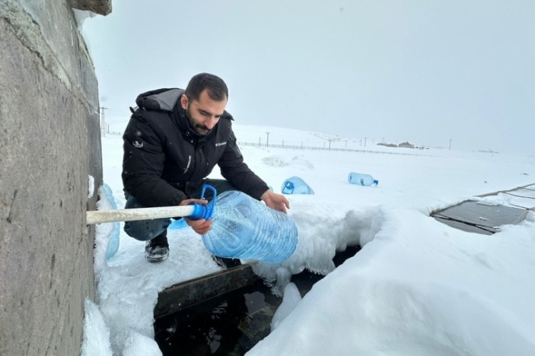 Su hatları dondu, vatandaşlar &ccedil;eşmelerden bidonlarla su taşıdı