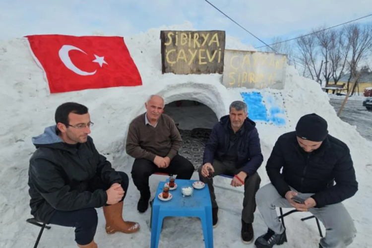 Soğuk havayı fırsata &ccedil;evirdi, kardan &ccedil;ay evi yaptı